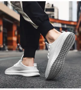 Detailansicht weißer Mesh-Sneaker mit rutschfester, rautenförmig gemusterter Plateausohle