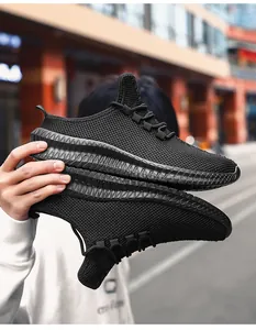 Nahaufnahme schwarzer Mesh-Laufschuhe mit atmungsaktivem Gewebe und gezackter Sohle