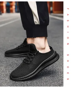 Outdoor-Aufnahme von schwarzen, atmungsaktiven Strick-Sneakern für Herren mit Mesh