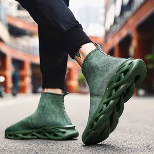 Sneaker a calzino alta da uomo verde con suola ondulata cava e trama in maglia traspirante