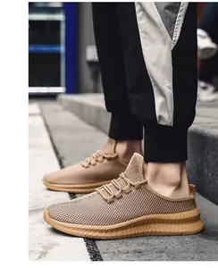 Detailansicht des atmungsaktiven Khaki-Mesh-Materials und der dicken Sohle von Herrenschuhen