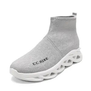 Sneaker a calzino da uomo in maglia grigio chiaro con suole ammortizzate bianche