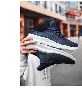 Details des blauen atmungsaktiven Mesh-Sneakers mit rutschfester weißer Gummisohle im Freien