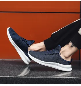 Nahaufnahme leichter dunkelblauer Mesh-Sneaker für Herren mit atmungsaktiver Stoffstruktur