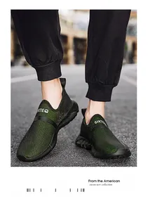 Detail van ademend mesh bovenwerk en SIKTEQ-branding op outdoor wandelschoenen