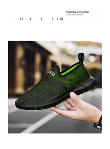 Detail van groen ademend mesh met TEQ-logo op deze lichte instap sportschoenen