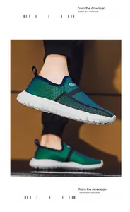 Detailopname van ademende groene mesh wandelschoenen met slip-on design en dikke witte zool