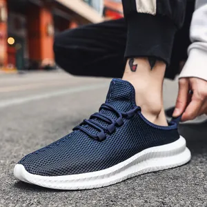 Marineblaue, atmungsaktive Mesh-Slipper für Herren mit dicker weißer Anti-Rutsch-Sohle