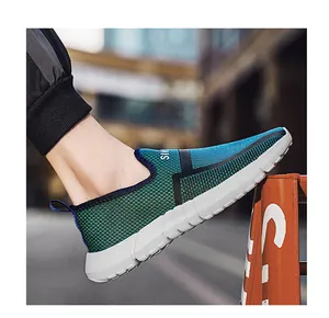 Detail van ademend mesh bovenwerk met groen-blauw verloop op lichte wandelschoenen