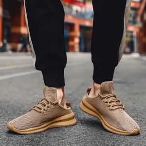 Braune atmungsaktive Strick-Sneaker für Herren mit dicker rutschfester Sohle