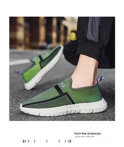 Detail van groene mesh wandelschoenen met slip-on design en antislip witte rubberen zool