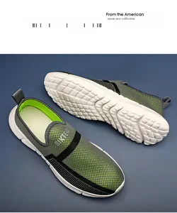Macro-opname van de ademende mesh-textuur en grijsgroen verloop op wandelschoenen
