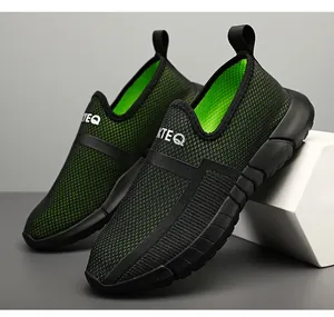 Detailopname van de lichte ademende mesh wandelschoenen in zwart en neon groen kleur