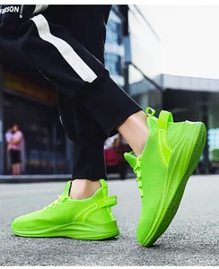 Photo de rue dynamique de baskets en mesh vert fluo respirant avec semelles amortissantes