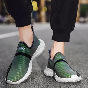 Groene mesh instapschoenen voor heren met dikke witte rubberen zolen buiten gedragen