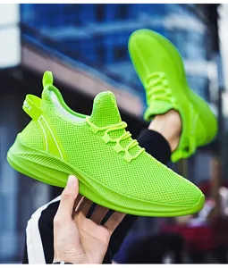 Vue détaillée de la maille respirante vert néon et de la languette EFE au talon de la basket