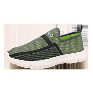 Lichte ademende mesh outdoor sneakers met slip-on design en groene stoffen afwerking