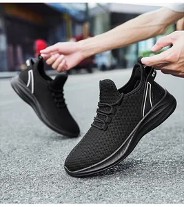Détail de la tige en maille noire respirante avec rayures blanches sur chaussure de course