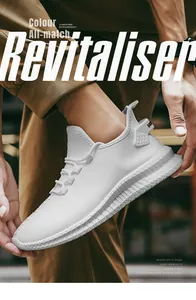Λεπτομέρεια από λευκά δερμάτινα sneakers με ανάγλυφη υφή και κομψή λαβή στη φτέρνα