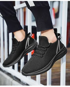 Détail du mesh noir respirant et des rayures blanches sur cette chaussure de sport homme