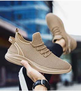 Détail d'une chaussure de running en maille kaki avec semelle amortissante et tirette