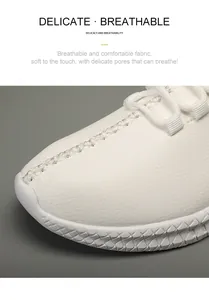 Λήψη macro λευκών δερμάτινων sneakers με ανάγλυφη υφή και καθαρές λεπτομέρειες ραφής