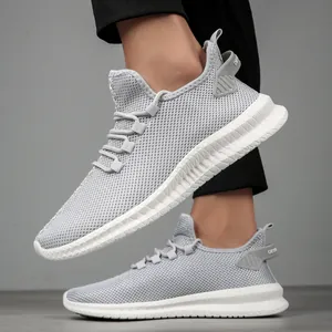 Vue latérale détaillée des baskets en mesh gris respirant avec une semelle blanche épaisse