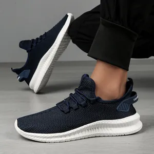 Vue détaillée de chaussure de course en mesh bleu marine avec semelle épaisse blanche