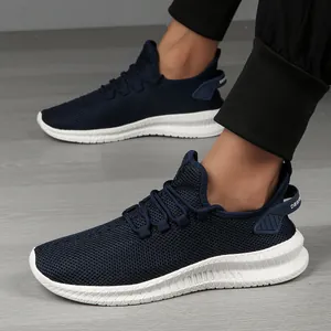 Baskets en maille bleu marine pour hommes avec semelles épaisses blanches en vue latérale