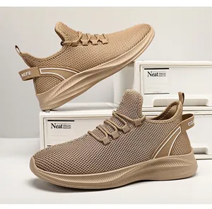 Détail de chaussure de course kaki en mesh respirant avec semelle épaisse