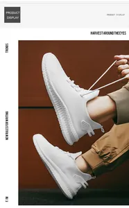Λεπτομέρεια από λευκά δερμάτινα sneakers με υφή και λαβή φτέρνας με λογότυπο SIKT