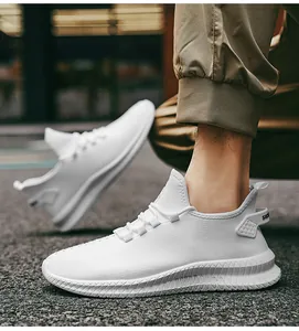 Λεπτομέρεια από λευκά δερμάτινα sneakers με ανάγλυφη υφή και γεωμετρική σόλα