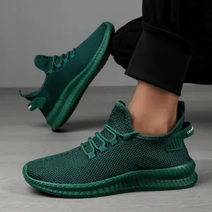 Vue latérale détaillée des baskets de course pour hommes en maille verte respirante