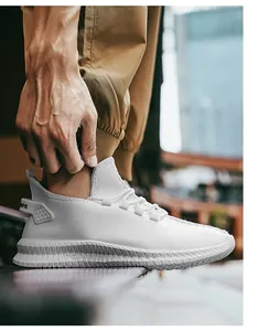 Κοντινό πλάνο λευκού δερμάτινου sneaker με παχιά αντιολισθητική σόλα και θηλιά στη φτέρνα