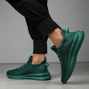Détail des chaussures de course en mesh vert foncé avec semelles en caoutchouc antidérapantes