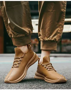 Λεπτομέρεια καφέ δερμάτινων sneakers με υφαντές ραφές και χοντρή σόλα με υφή