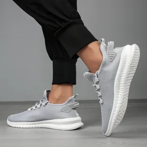 Gros plan de baskets en maille respirante gris clair avec semelle blanche et languette DESIGN