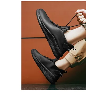 Λεπτομέρεια από μαύρα δερμάτινα ανδρικά sneakers με λογότυπο SIKTE και ανάγλυφη σόλα