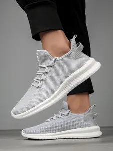 Chaussures de running pour hommes en mesh respirant gris clair et semelle blanche