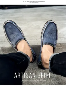 Zapatos de lona vaquera azul con detalles transpirables sobre fondo de pavimento de piedra