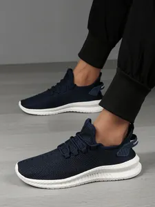 Baskets homme en maille bleu marine respirante avec semelle blanche épaisse et tirette