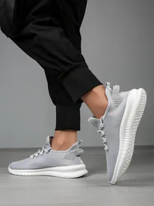 Chaussures de course légères en maille grise pour hommes avec tige respirante et semelle blanche