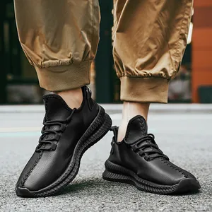 Κομψά μαύρα δερμάτινα sneakers με ανάγλυφες χοντρές σόλες σε εξωτερική λήψη μόδας