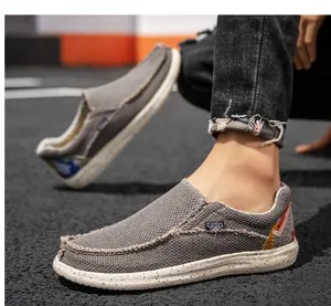 Détail de mocassins en toile grise respirante avec bords effilochés et semelle mouchetée