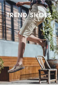 Δυναμική λήψη δρόμου με χακί loafers σε συνδυασμό με καλοκαιρινή casual ενδυμασία