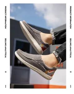Détail d'un mocassin en toile grise avec broderie et semelle mouchetée