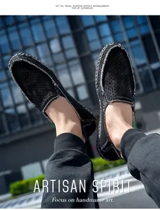 Detalle de mocasín de lona negra con costuras blancas en contraste y malla transpirable fina