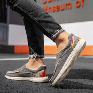 Mocassins en toile grise pour homme avec broderie ethnique et semelle mouchetée