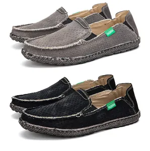 Detalle de mocasines informales en gris y negro con tela transpirable y etiquetas de moda
