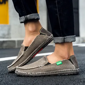 Mocasines de lona gris para hombre con suela de goma mostrados en un entorno exterior